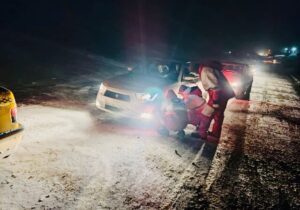 امداد رسانی به ۸۱ دستگاه خودرو گرفتار در برف و کولاک در آذربایجان غربی