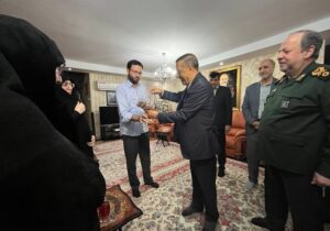 دیدار معاون اجرایی رئیس‌جمهور و سرپرست وزارت دفاع با خانواده وزیر دفاع شهید