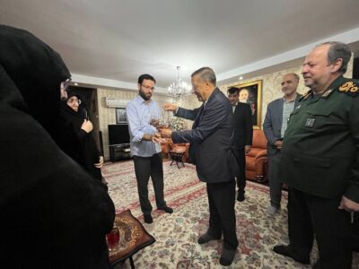 دیدار معاون اجرایی رئیسجمهور و سرپرست وزارت دفاع با خانواده وزیر دفاع شهید